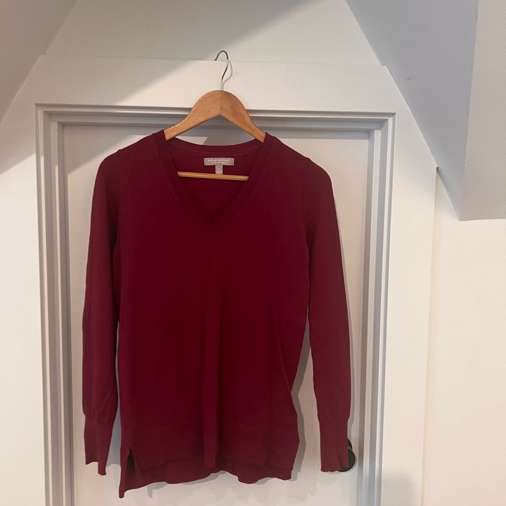 Banana Republic V-Neck Sweater in Pink/Burgundy